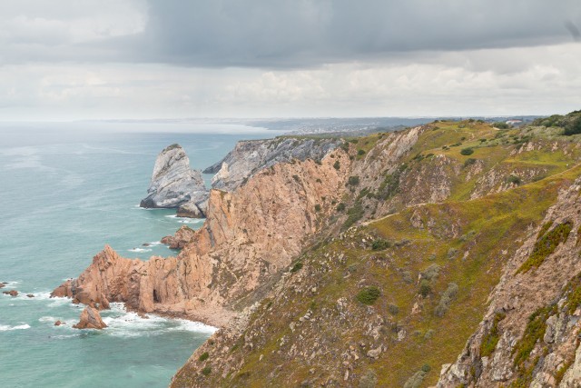 Kaljud piki Atlandi ookeani rannikut Cabo da Rocas, Portugalis