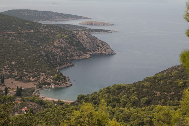 Droonivaade Porose saare ilusale maastikule ja lahele, Kreeka