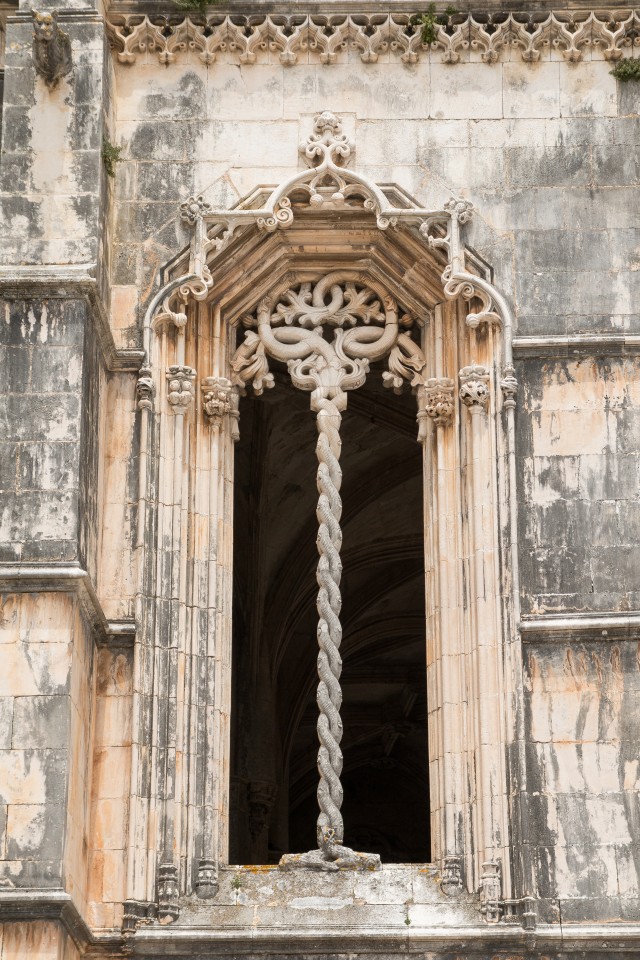 Bathala kloostri välisfassaadi detailid ja gooti stiilis kaunistatud aken, Portugal