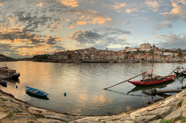 Vaade Douro kaldalt Porto linna hoonestikule, Portugal