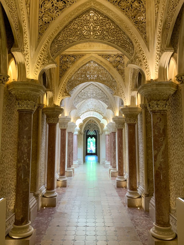 Gooti uusrenessansi interjöörides läbipääs, Monserrate'i palee Sintras