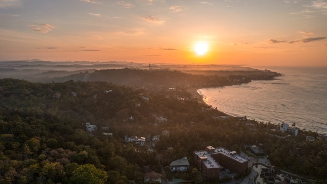 Kaunis päikeseloojang Sri Lanka rannikulinna kohal