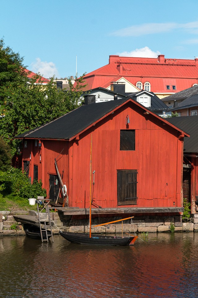 Vaade jõele ja selle ääres asuvatele Porvoo ajaloolistele puumajadele, Soome