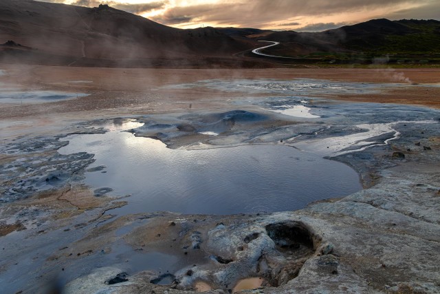 Mudavann Hveriri geotermilises piirkonnas Islandil
