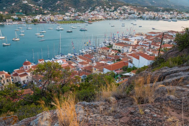 Droonivaade Porose saare ilusale maastikule, lahele ja linnale Kreekas