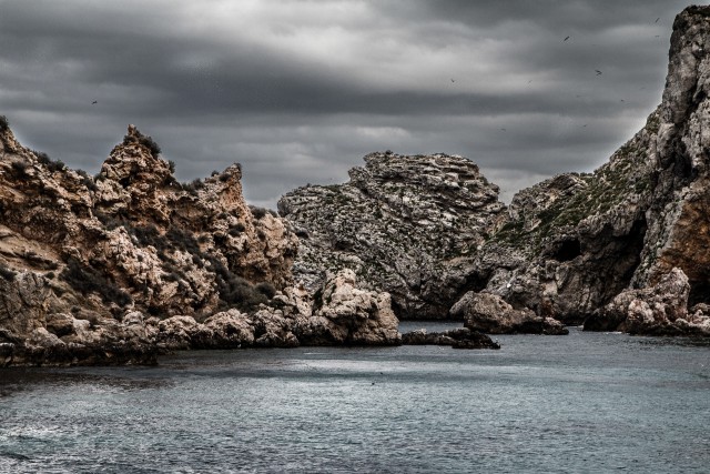 Veepiiril asuvad kivised kaljud, Costa Bravas, Hispaanias