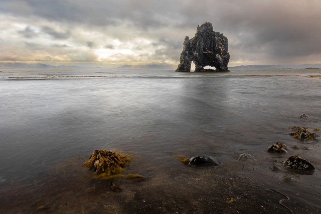 Ookeanis seisev Hvitserkuri kivilaavamoodustis
