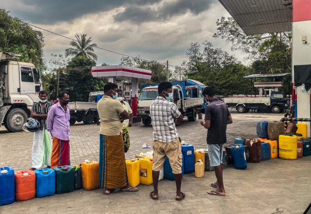 Kütusejärjekord küla tanklas