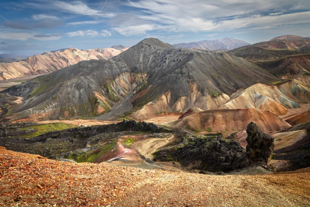 Ilus panoraamne Islandi maastik värviliste vikerkaarevärviliste vulkaaniliste Landmannalaugari mägedega