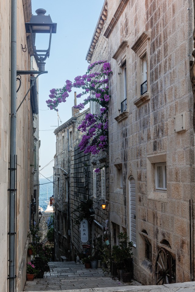 Kitsas tänav Korčula linna ajaloolises keskuses Horvaatias