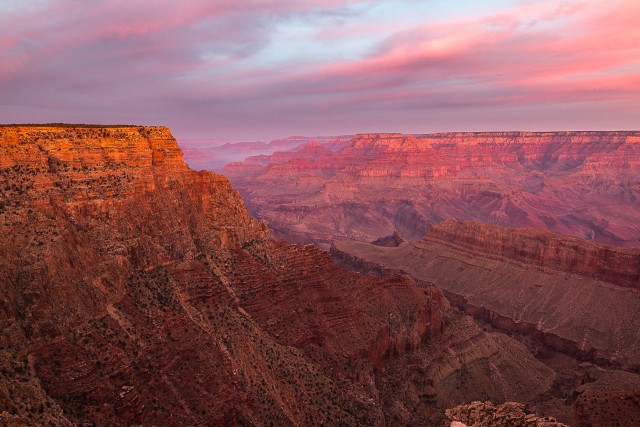 Vaade üle päikeseloojangus Suure Kanjoni, USA