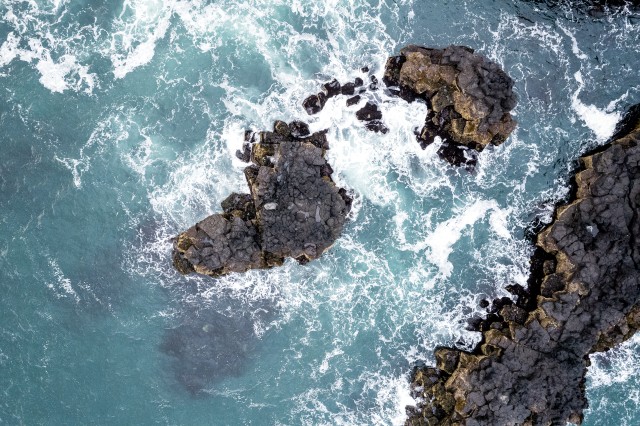 Basaltkivimi kihid meres