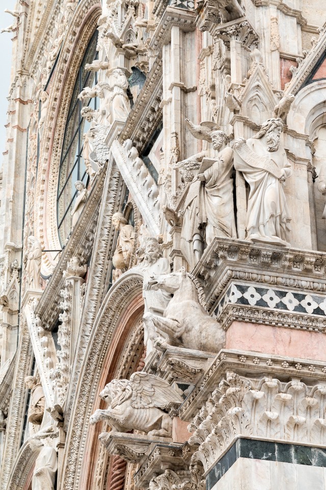 14 sajandi Itaalia gooti arhitektuur, Siena toomkiriku fassaad