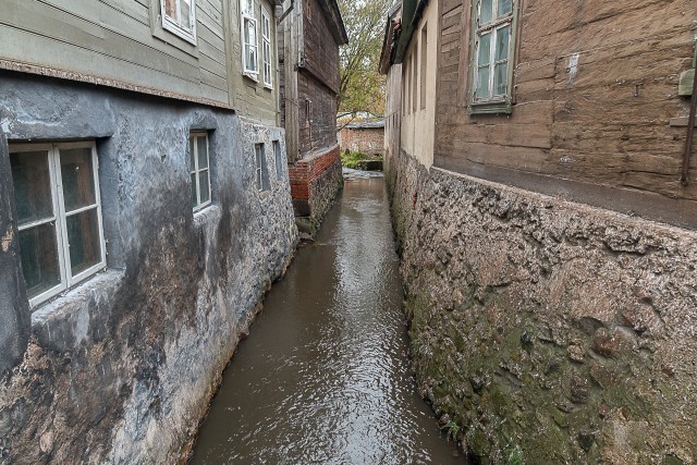 Jõgi voolamas majade vahelt Kuldiga vanalinnas, Lätis