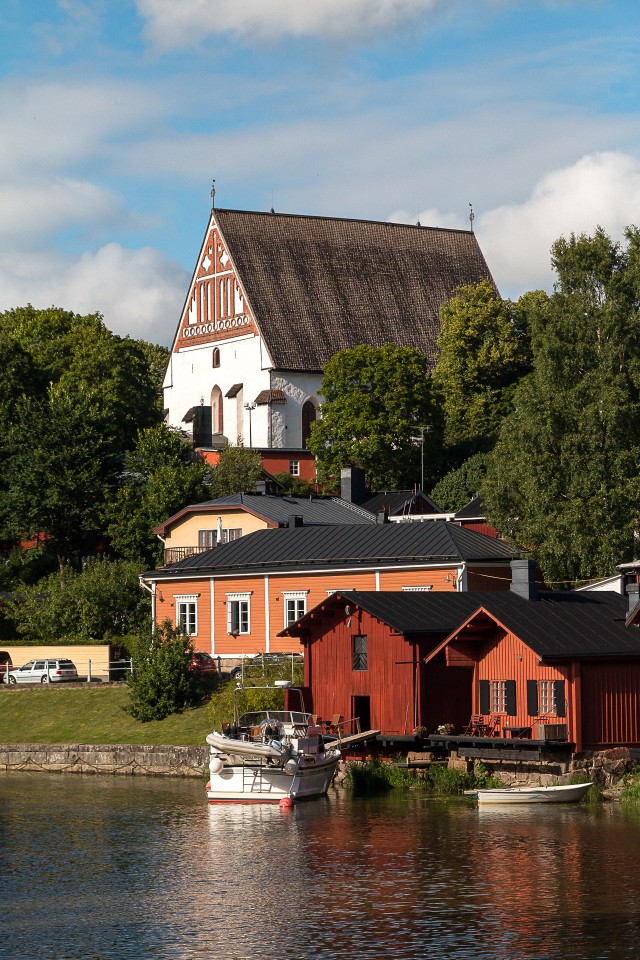 Vaade jõele ja selle ääres asuvatele Porvoo ajaloolistele puumajadele ja katedraalile, Soome
