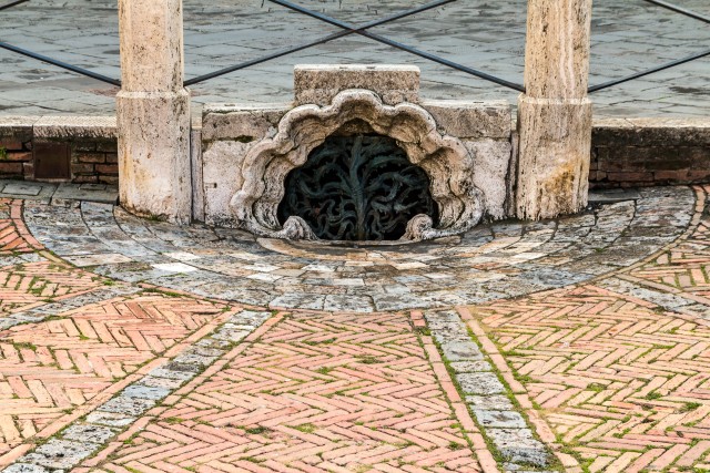 Gavinone tsentraalne vee äravool Piazza Del, Siena
