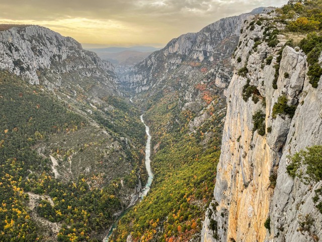 Droonivaade järskudele lubjakivikaljudele Verdoni kuristikus ja jõel Prantsusmaal