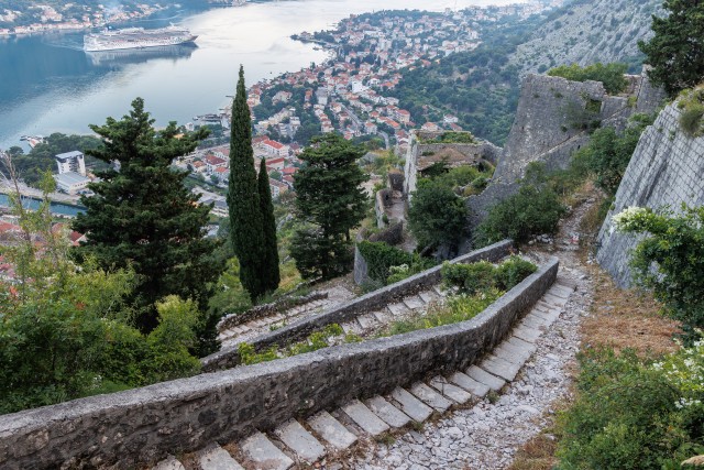 Vaade kindluse varemetest Kotori linnale ja lahele, Montenegro