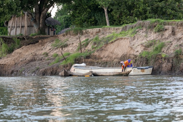 Kohalik külanaine Niiluse jõel toimetamas, Tansaania, Aafrika