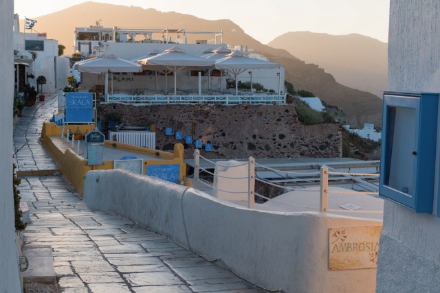 Santorini vanalinna kitsas kivine tänav, taustal mägine maastik, Kreeka