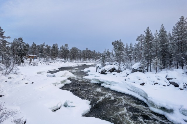 Jäine jõgi ja lumine maastik, Soome