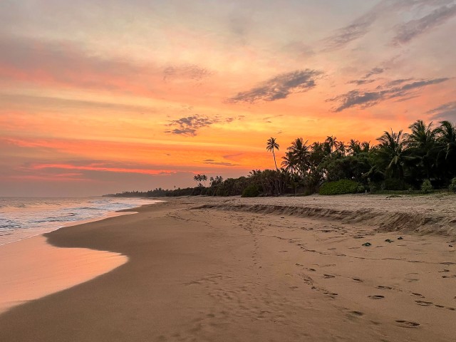 Päikeseloojang Kahandamodara ranna kohal Sri Lankal