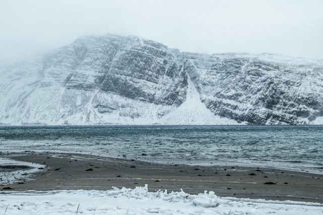Lumega kaetud mägi ja jäine järv Nellimi küla lähedal Soomes