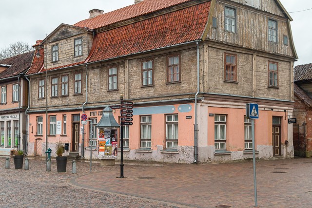 Kuldiga  vanalinna hoonestik ja munakivitee