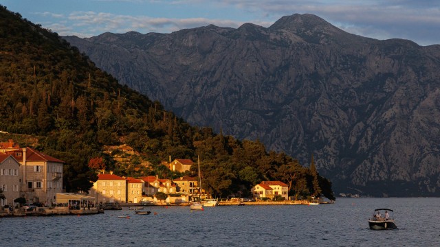 Päikeseloojang Kotori lahel, Montenegro