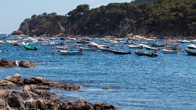 Paadid ookeanikaldal, Kataloonia, Costa Brava, Hispaania