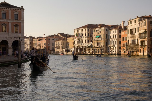 Gondlid turistidega Suurel kanalil Veneetsias, Itaalia