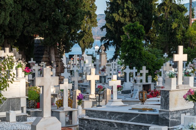 Porose saare surnuaed, Kreeka