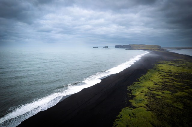 Reynisfjara musta liivaga pikk rannariba, Island