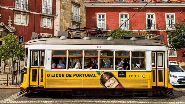 Lissaboni kõige tuntum ja populaarsem trammiliin number 28, Portugal