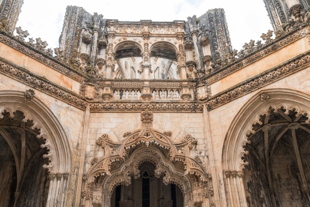 Santa Maria da Vitória klooster, paremini tuntud kui Batalha klooster, on endine dominiiklaste klooster Batalha linnas ja on näide Portugali ekstravagantsest gooti arhitektuurist