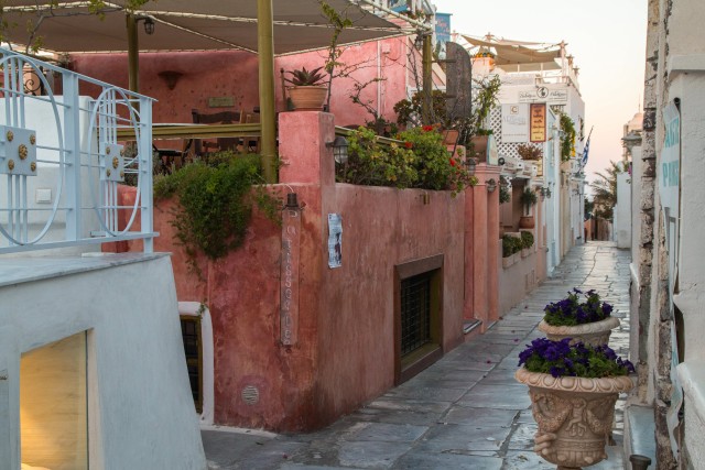 Vaade munakivi tänavale Oia vanalinnas, Kreeka