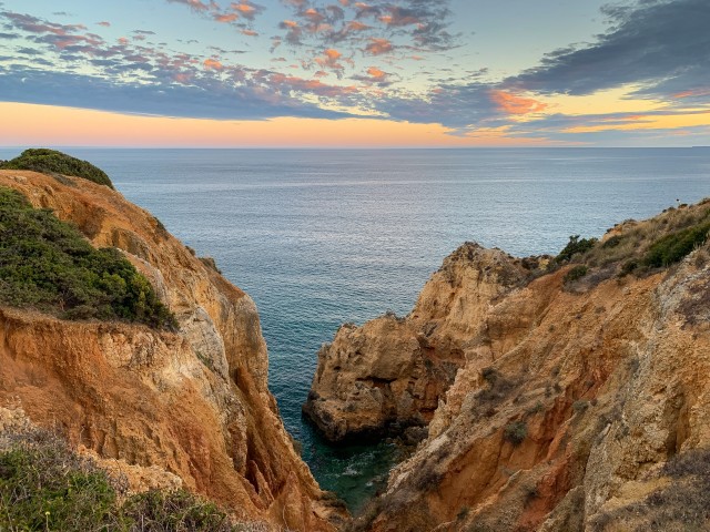 Päikeseloojang Lõuna-Portugali Ponta Da Piedade kiviste kaljude kohal