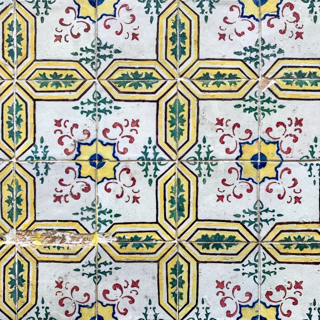 Mustriga keraamilised plaadid välisseinal Lissabonis, Portugalis