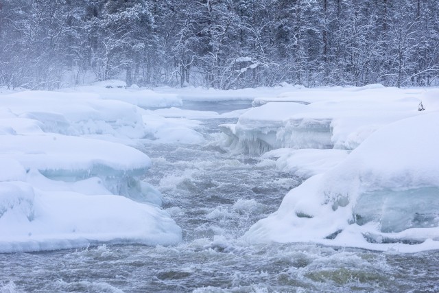 Talviselt jäine jõekärestik Lapimaal, Soomes