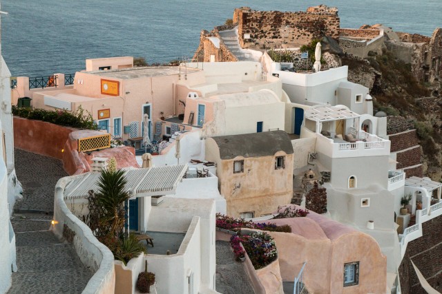 Vaade imelisele Santorini saarel asuvale Oia küla majadele, Kreeka