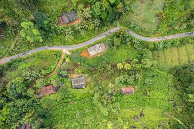 Sri Lanka maastik, küla ja tee droonivaates
