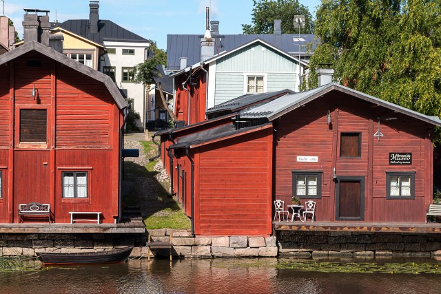 Vaade jõele ja selle ääres asuvatele Porvoo ajaloolistele puumajadele, Soome