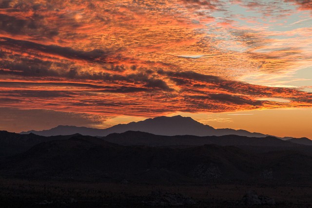 Võimas päikeseloojangu värvide mäng Joshua Tree rahvuspargis, USA