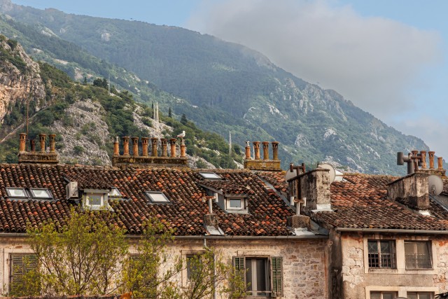 Mäestik Kotori vanalinna majade taustal,Montenegro