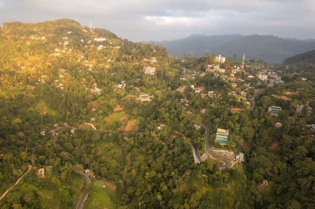 Pildil on õhust tehtud vaade Ella linnale, mis asub Sri Lanka keskmägismaal Uva provintsi lopsakate roheliste küngaste ja tihedate metsade vahel