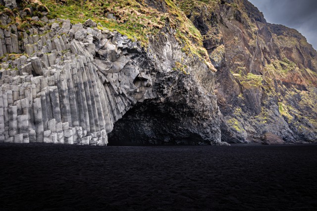 Reynisfjara musta liiva ja basaldist sammastega rand