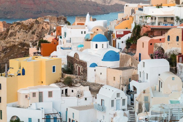 Vaade imelisele Santorini saarel asuvale Oia küla majadele, Kreeka