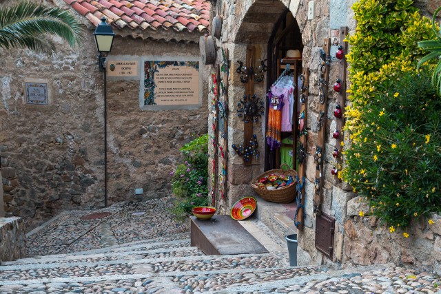 Suveniiripood Tossa de Mari vanalinna kitsal tänaval Costa Bravas, Kataloonias, Hispaanias