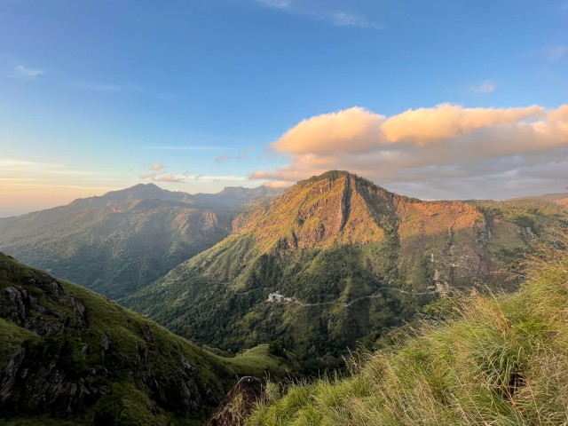 Maaliline vaade Little Adam's Peaki matkarajalt Ellas Sri Lankal