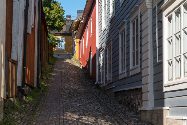 Kitsas munakiviteega tänav Porvoo linnas, Soomes